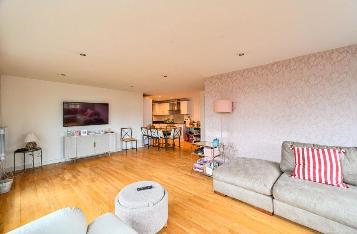 Flat Southgate Road in Greater London