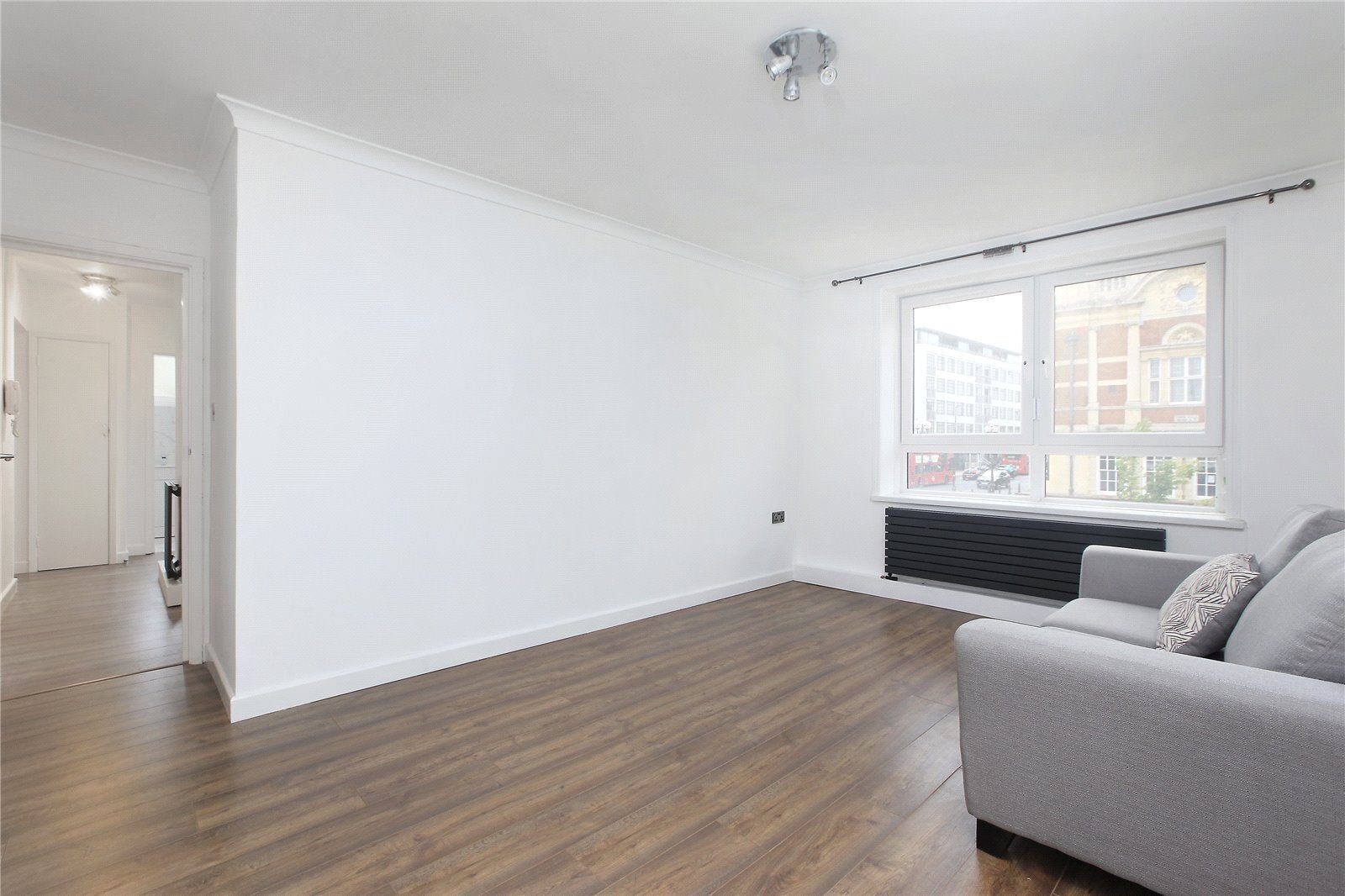 Flat Lavender Hill in Greater London