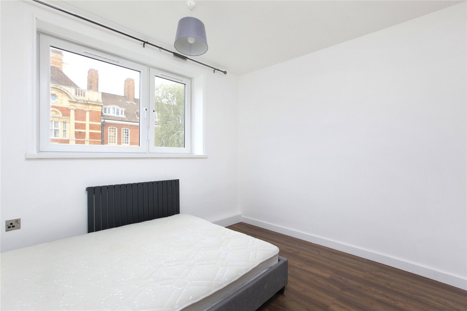 Flat Lavender Hill in Greater London