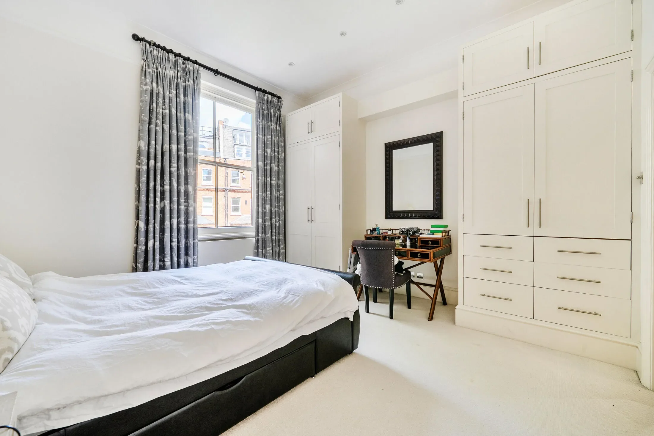 Flat Egerton Gardens in Greater London