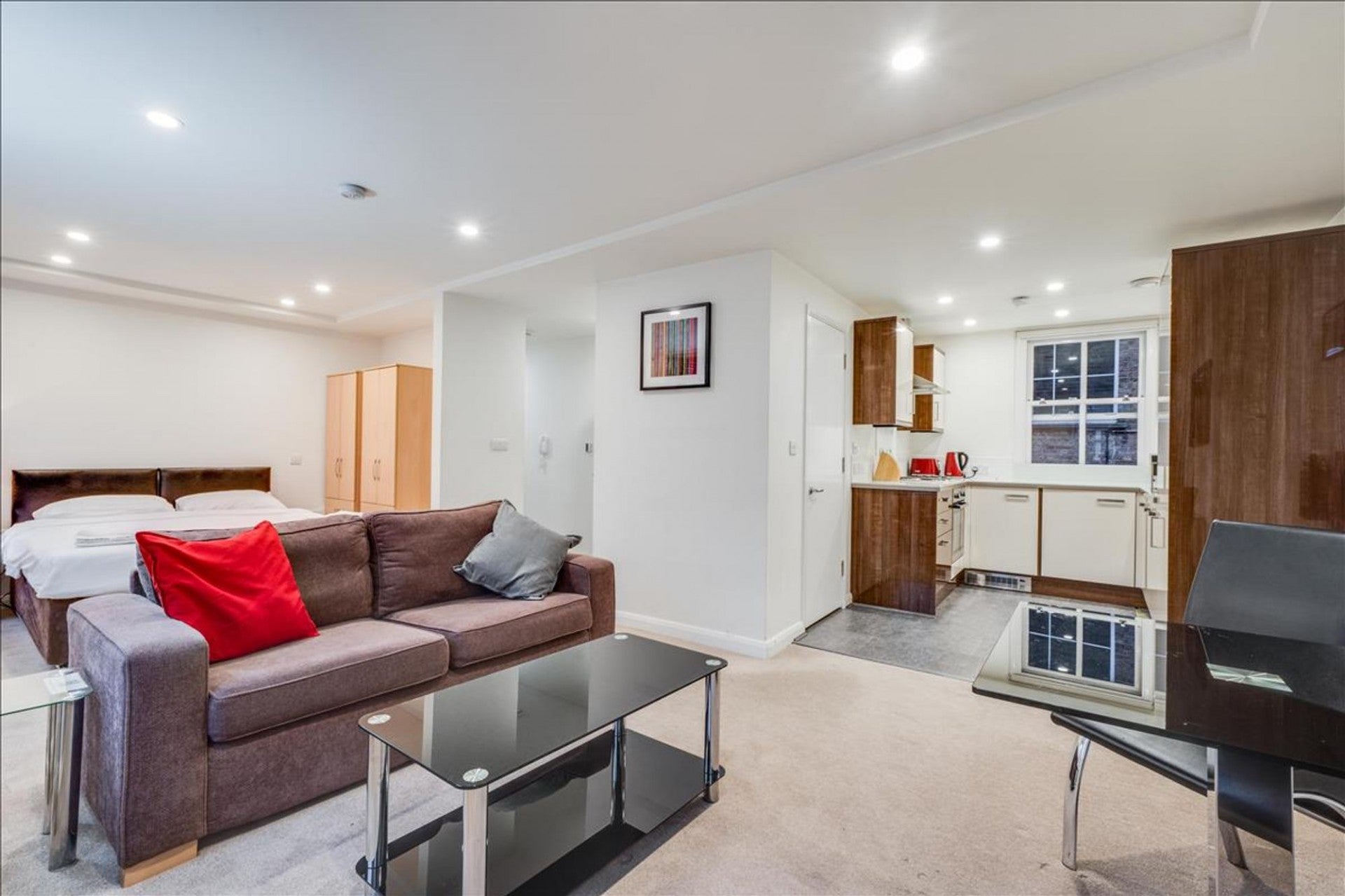 Flat Hammersmith Road in Greater London