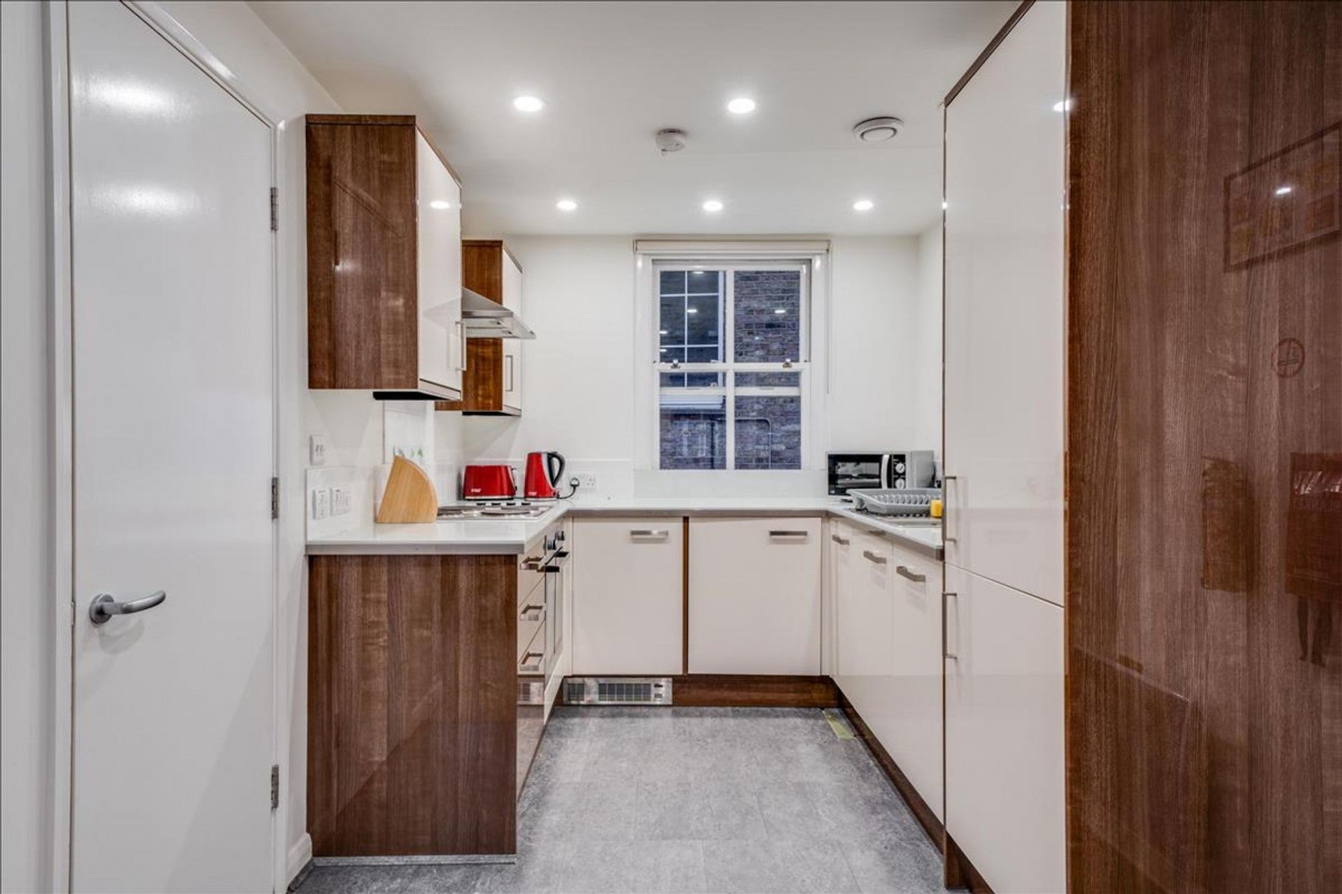 Flat Hammersmith Road in Greater London