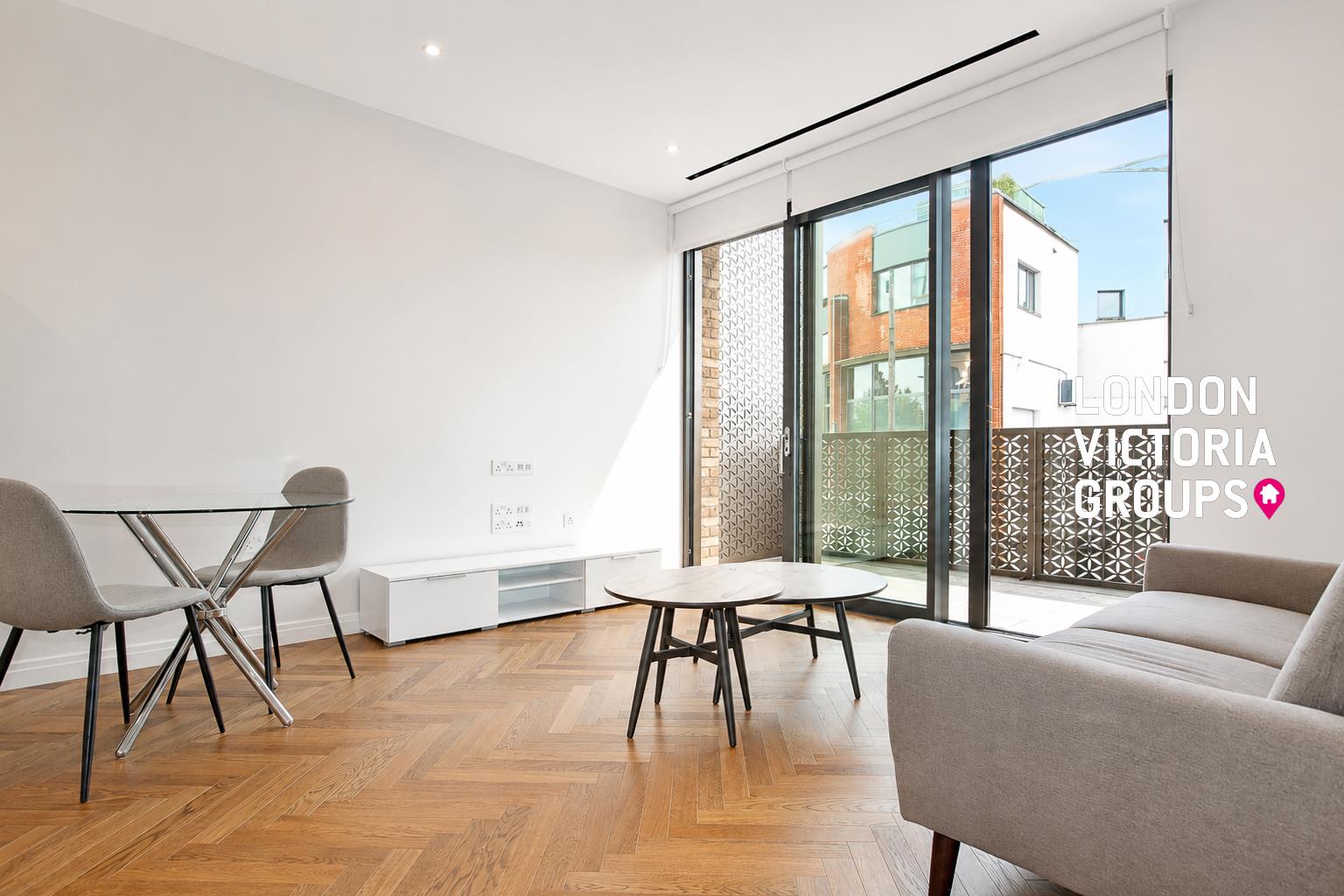 Flat Michael Road in Greater London