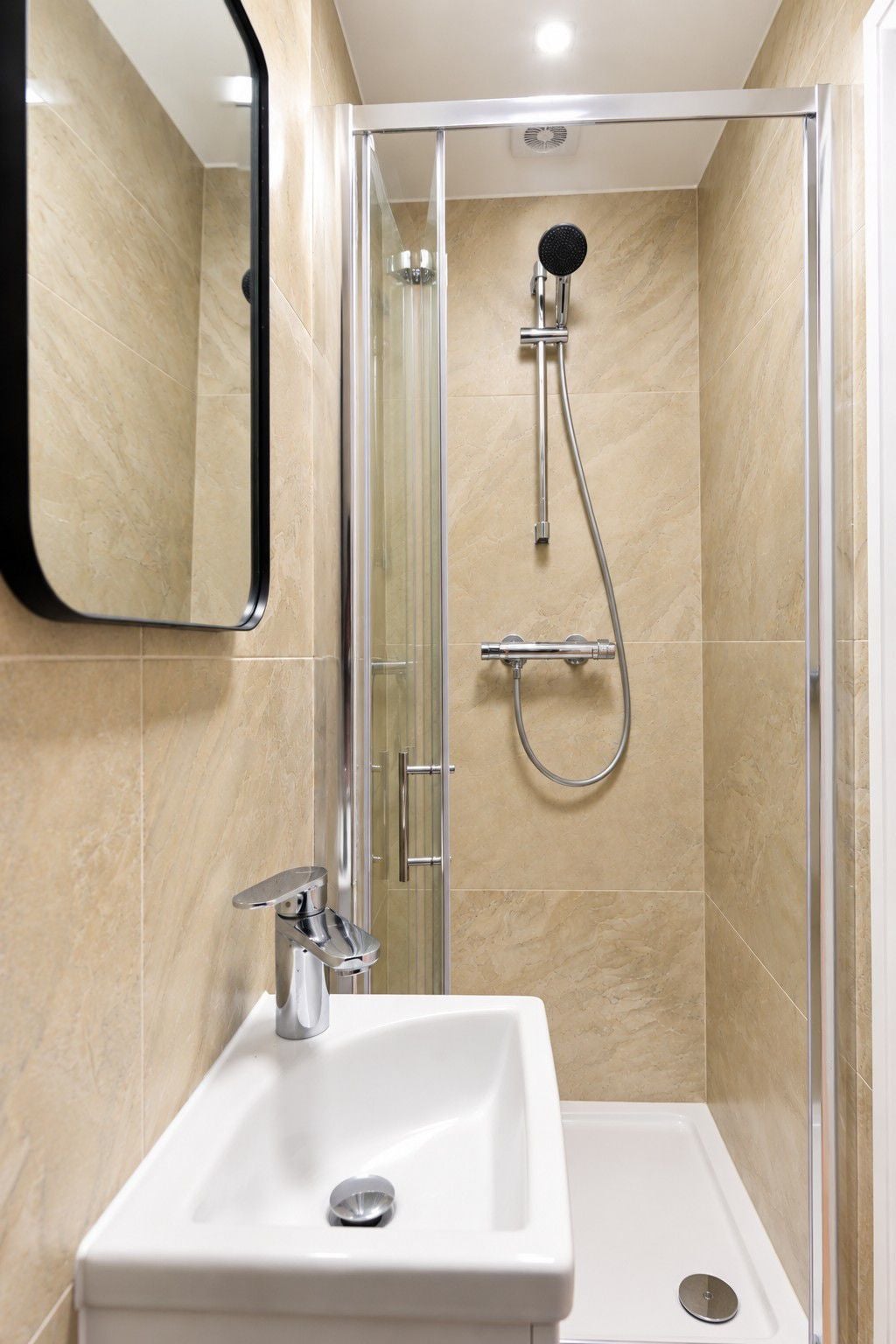 Room Albert Drive in Greater London