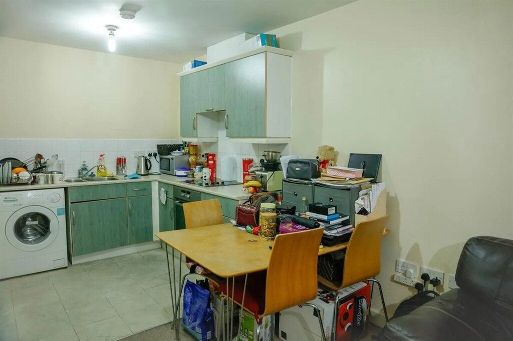 Flat Victoria Road in Greater London