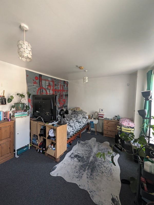 Room Hassett Road in Greater London
