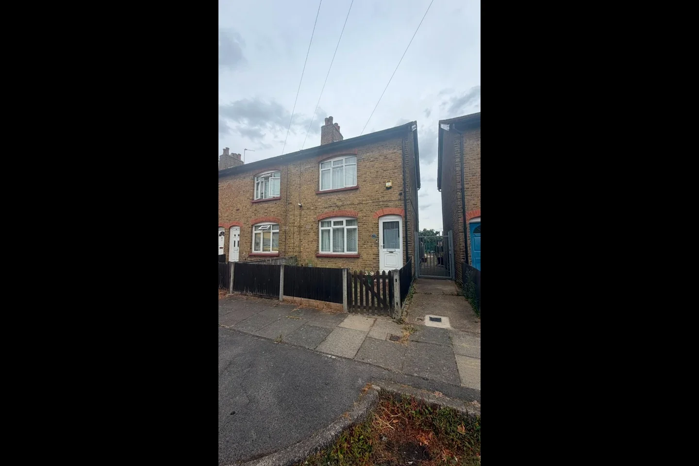 House Rosedale Avenue in Greater London