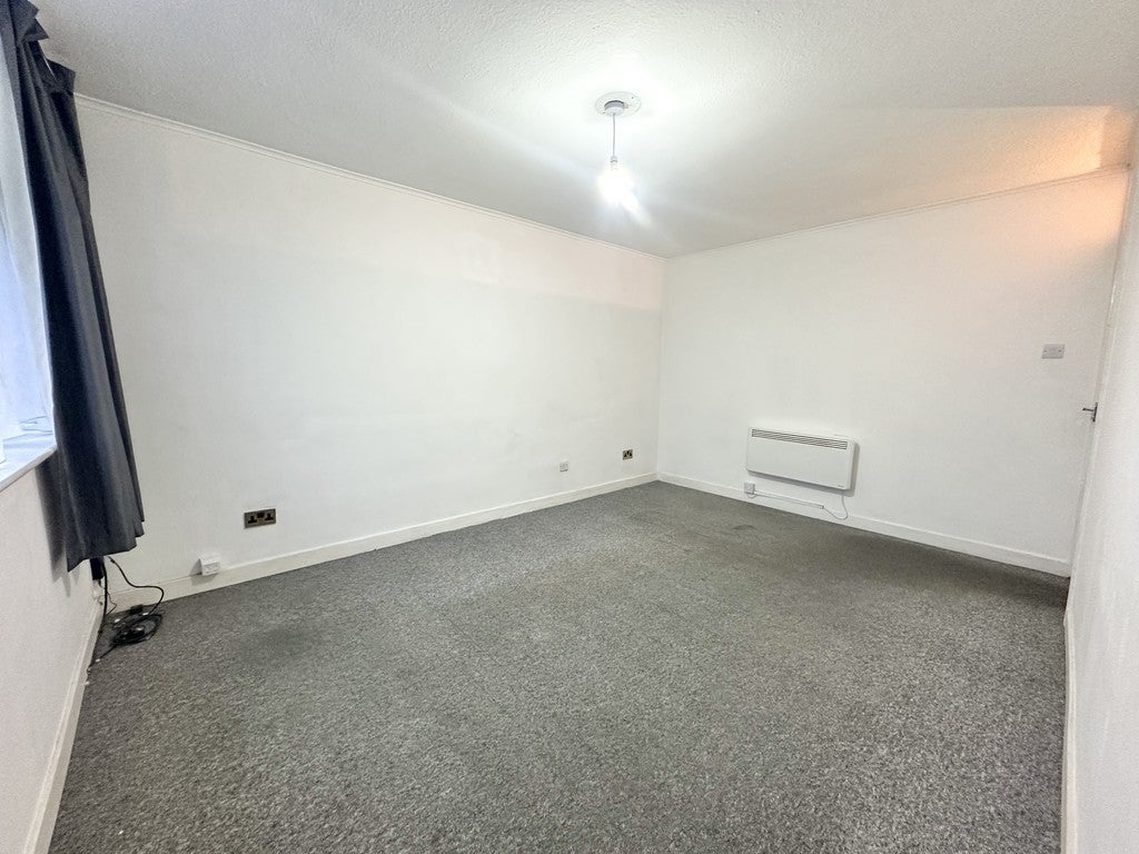 Flat Selsey Close in Coventry