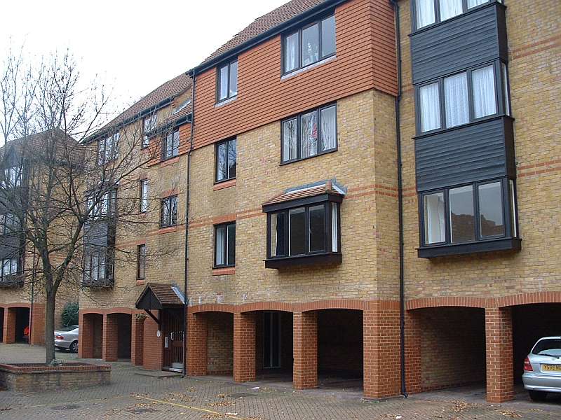 Flat Cliffe Walk in Greater London