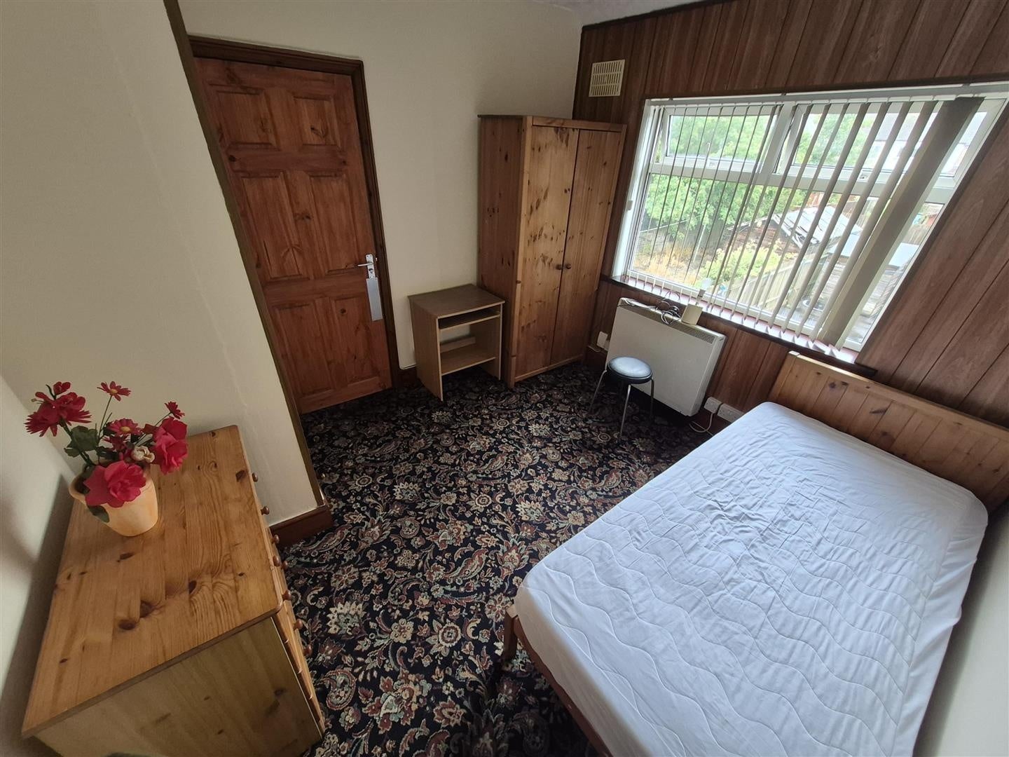 Room Grangemouth Road in Coventry