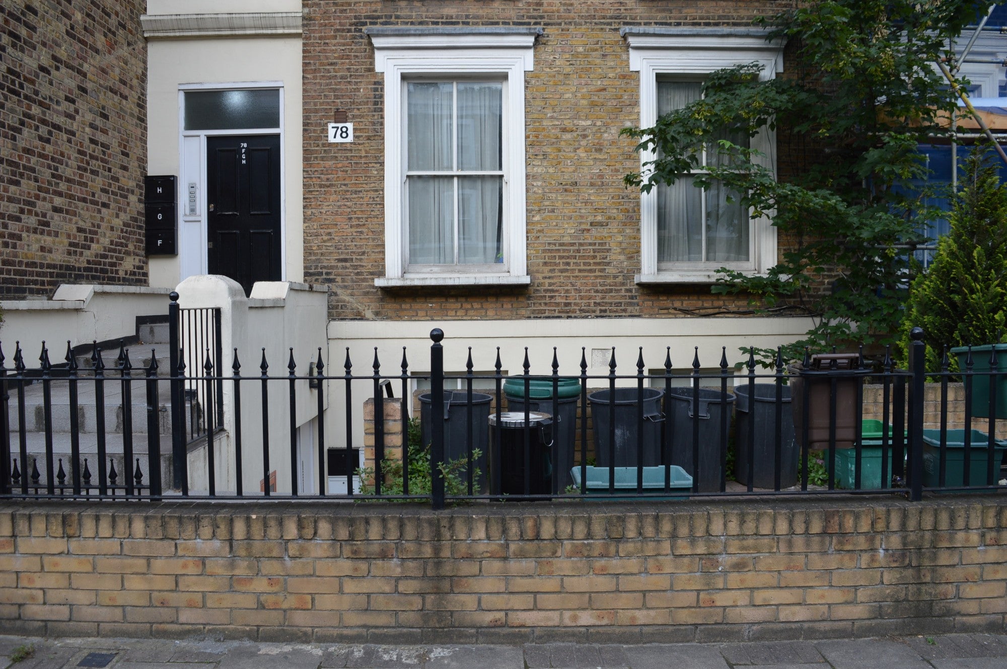 Flat Woodville Road in Greater London