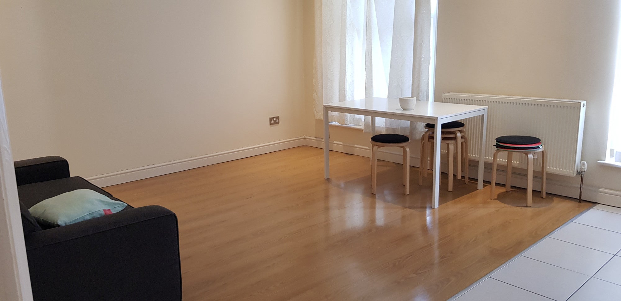 Flat Woodville Road in Greater London