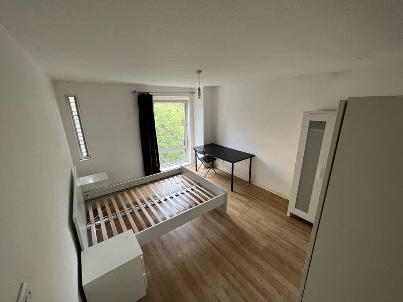 Room St Clairs Road in Greater London