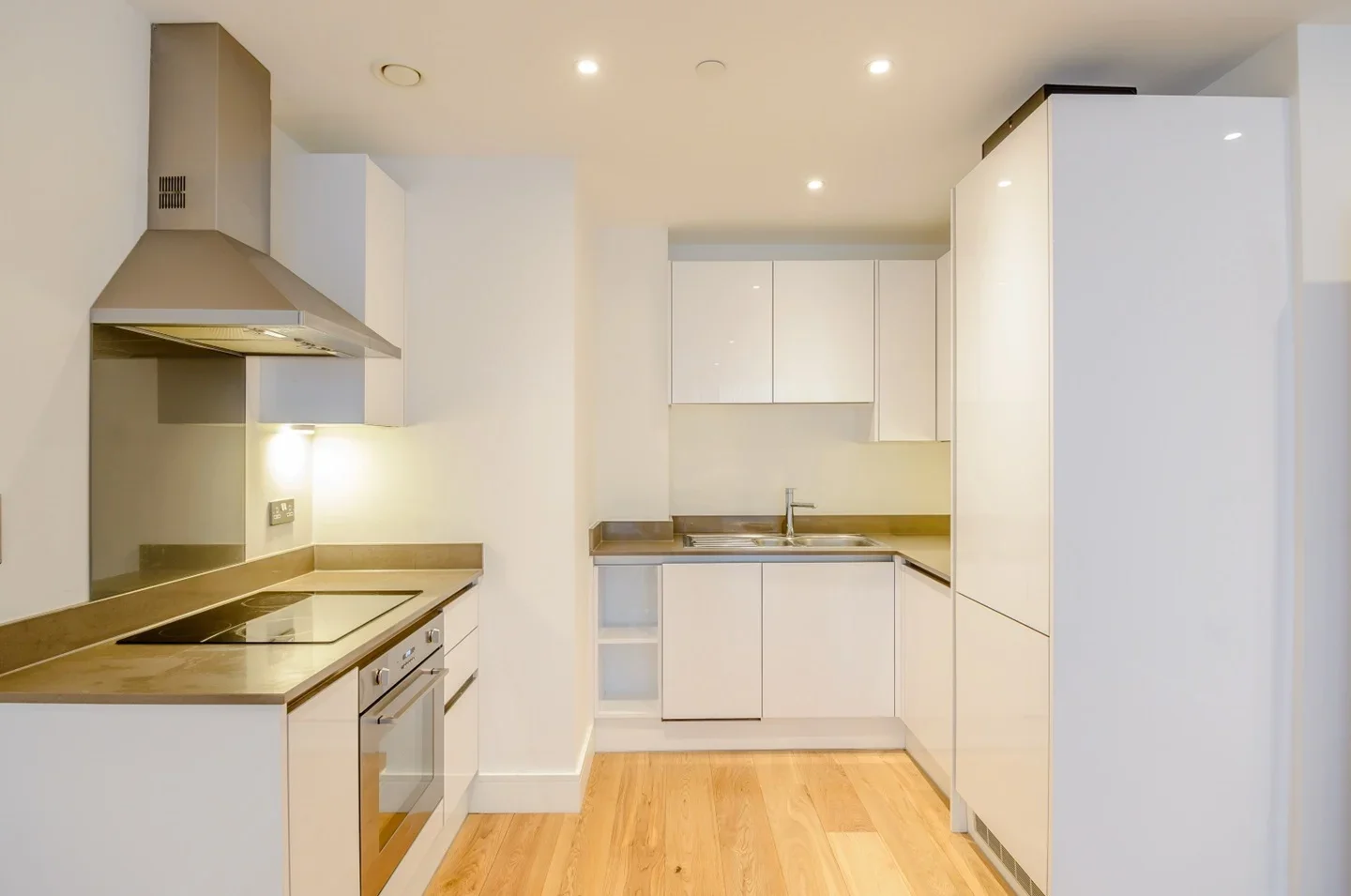 Flat Silvertown Way in Greater London