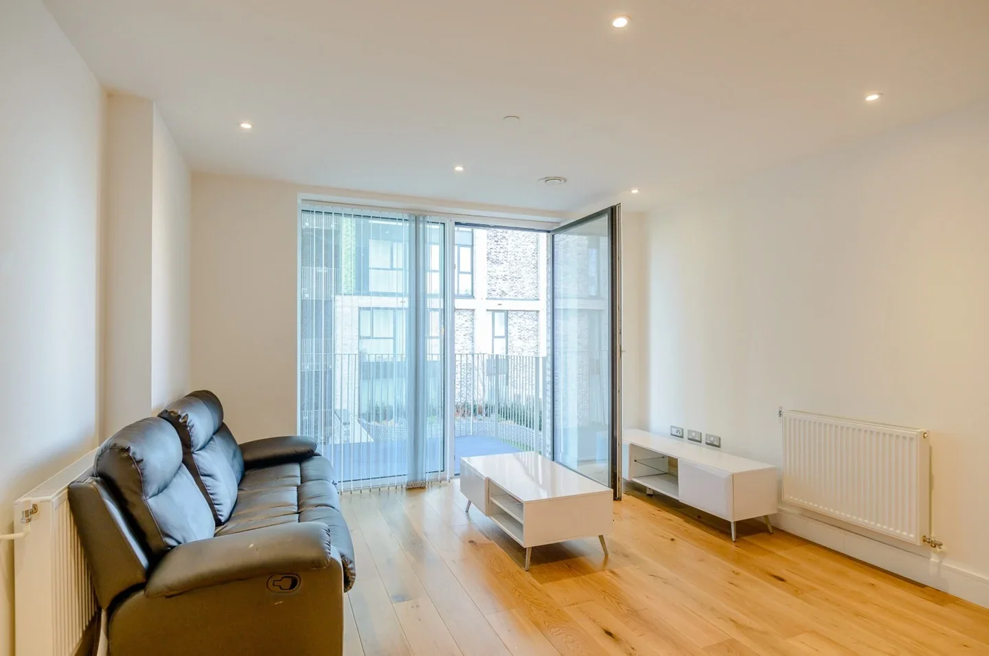 Flat Silvertown Way in Greater London