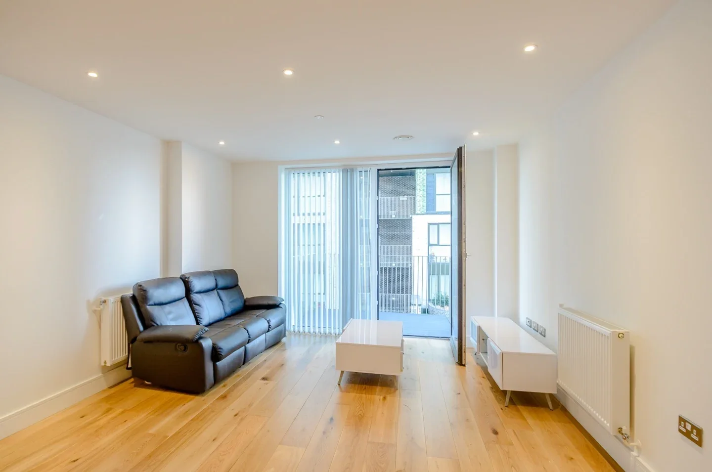 Flat Silvertown Way in Greater London
