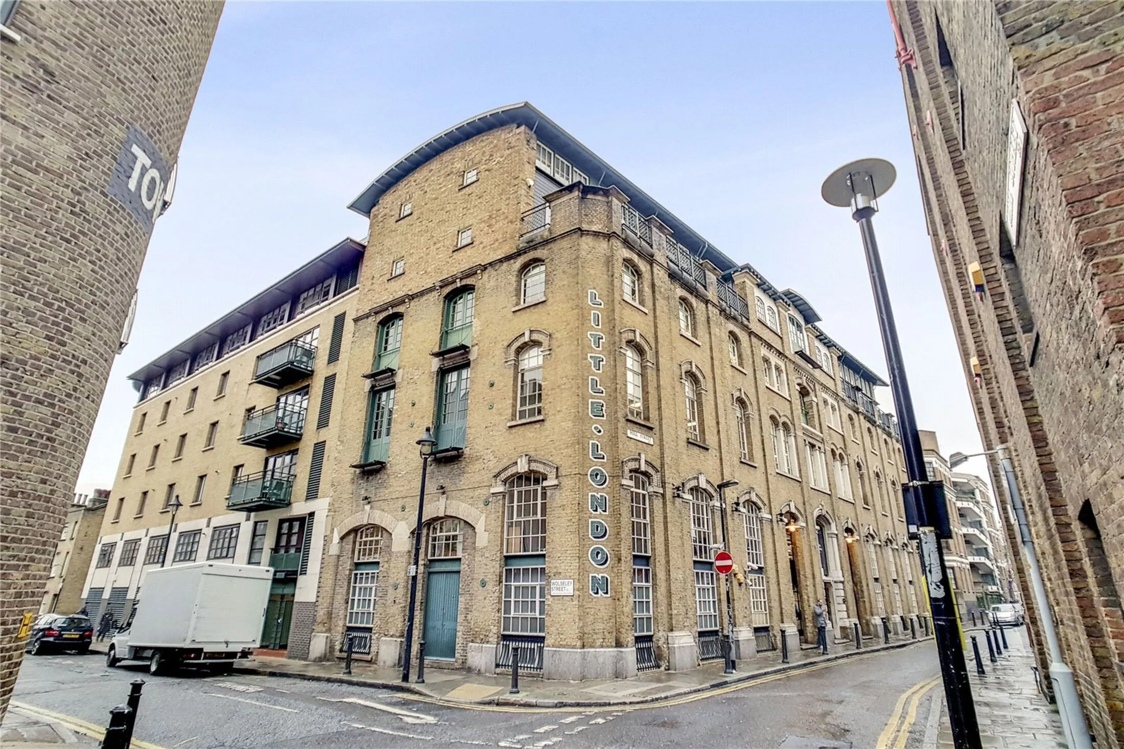 Flat Dockhead in Greater London