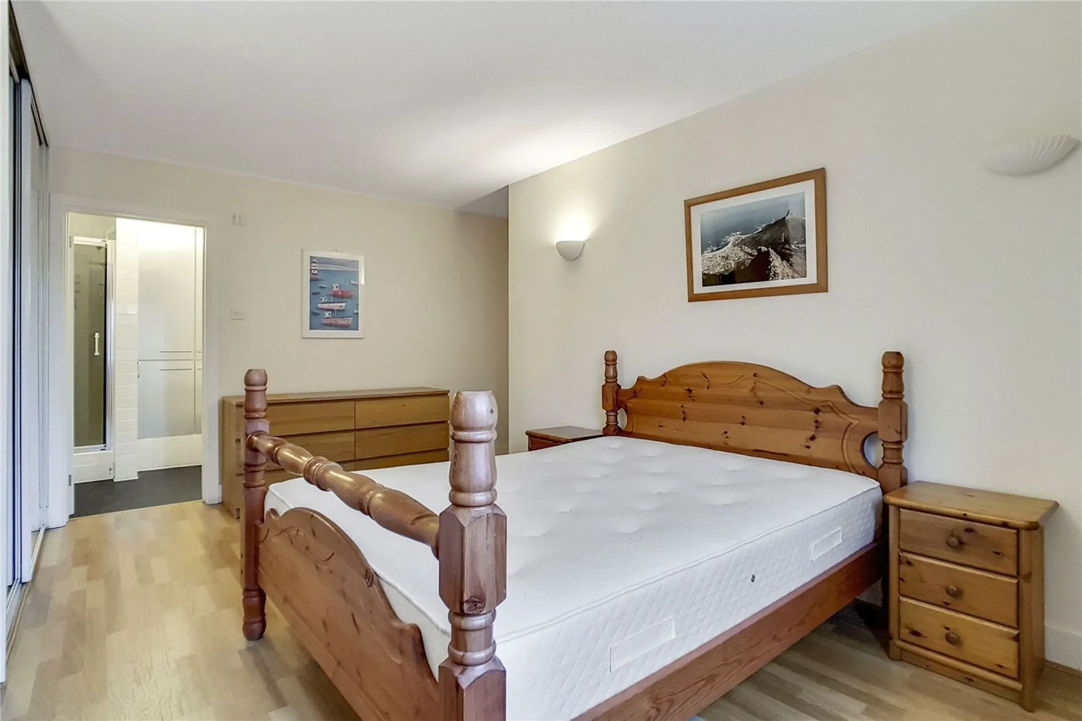 Flat Dockhead in Greater London