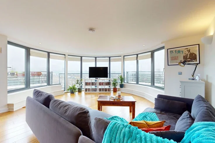 Flat Victorian Grove in Greater London