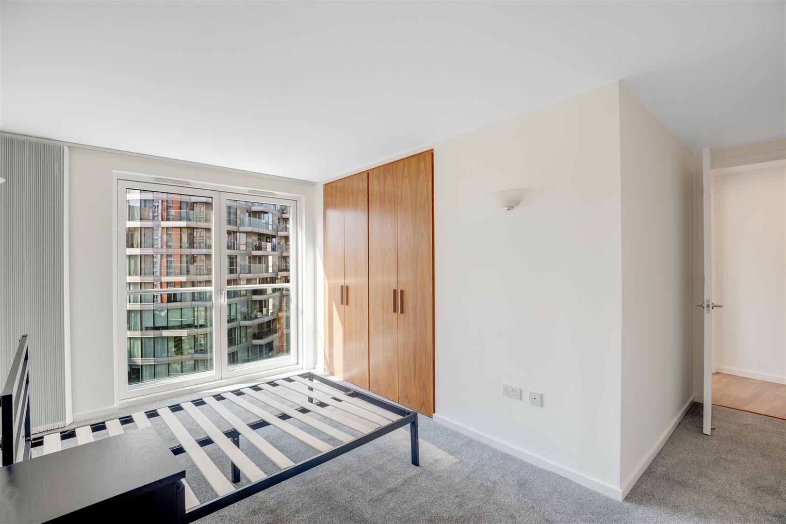 Flat Blackwall Way in Greater London