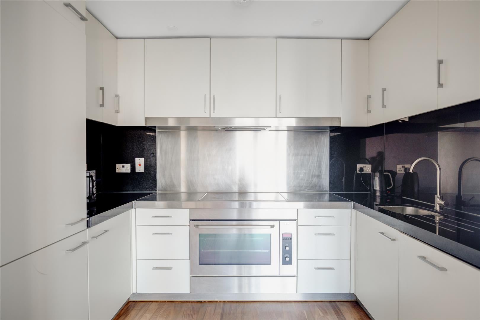 Flat Blackwall Way in Greater London