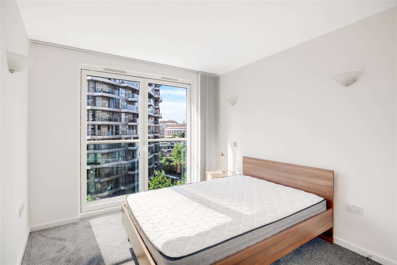 Flat Blackwall Way in Greater London