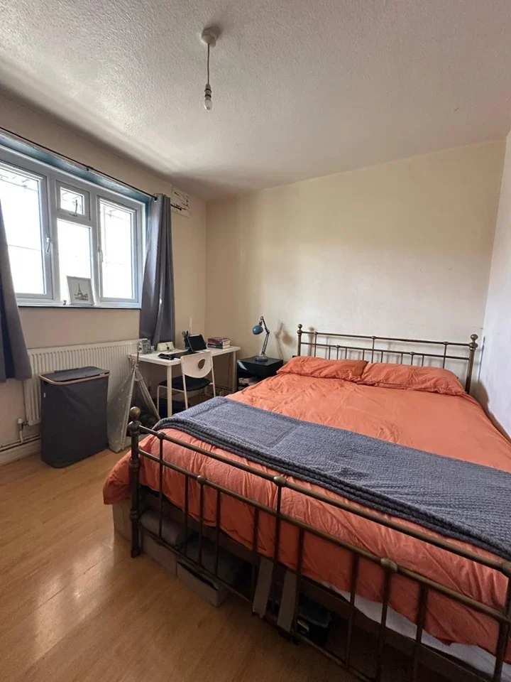 Flat Clarendon Road in Greater London