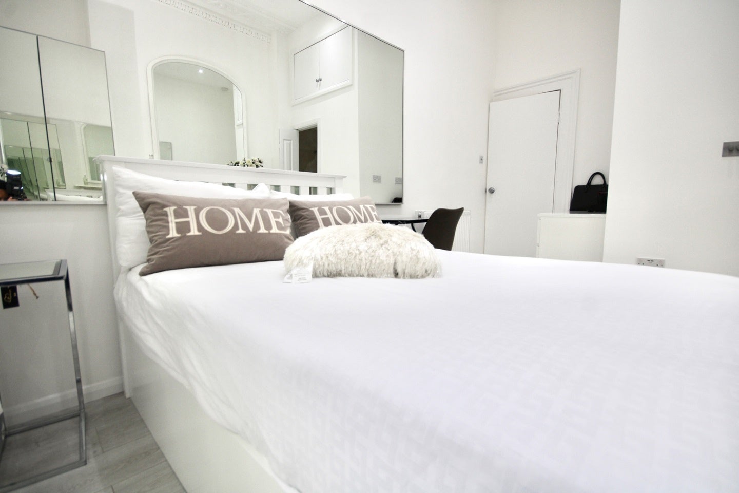 Room Mortimer Crescent in Greater London