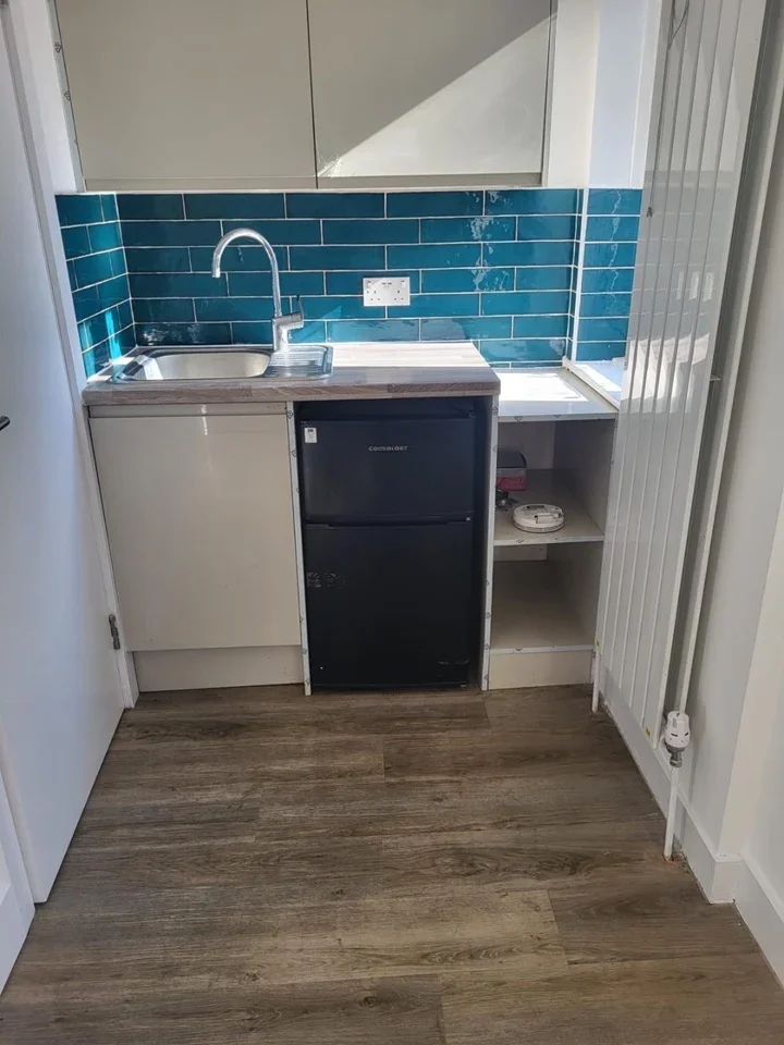 Room Selborne Gardens in Greater London