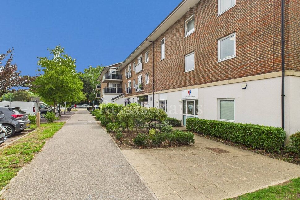Flat Maplehurst Close in Dartford