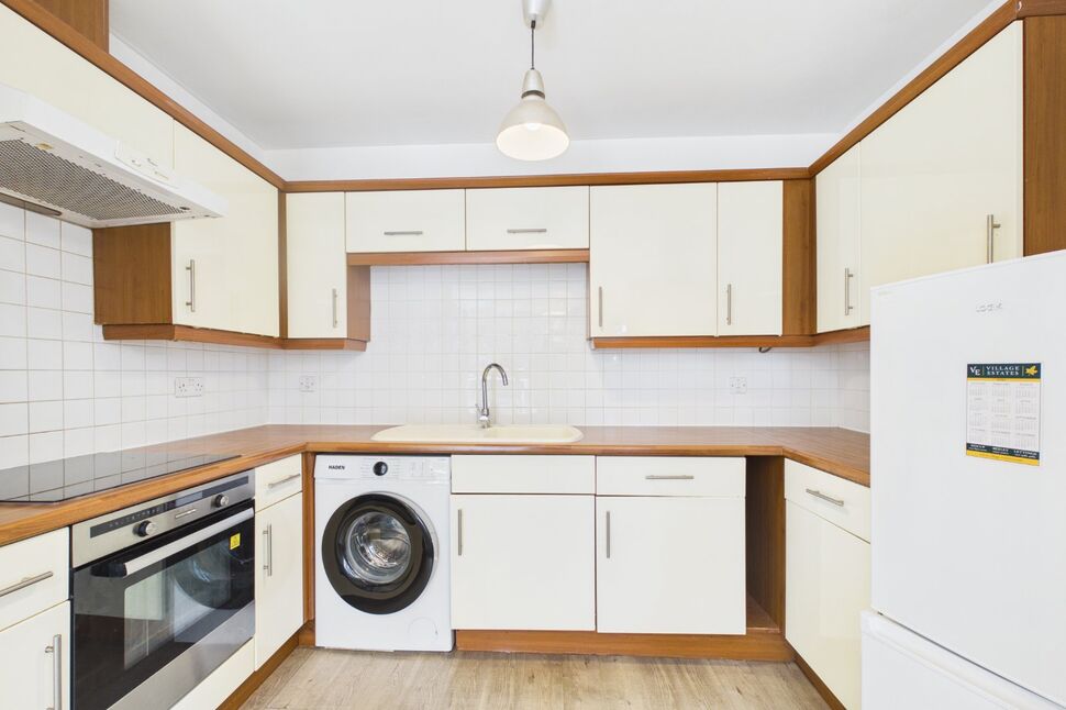 Flat Maplehurst Close in Dartford