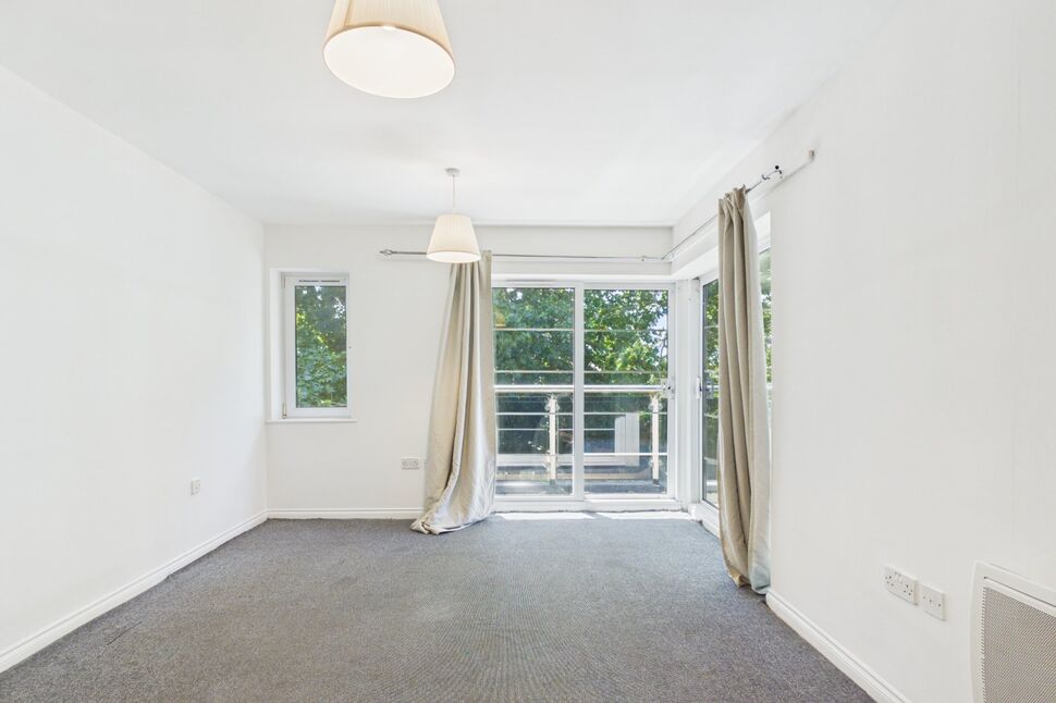 Flat Maplehurst Close in Dartford