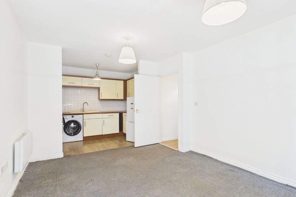Flat Maplehurst Close in Dartford