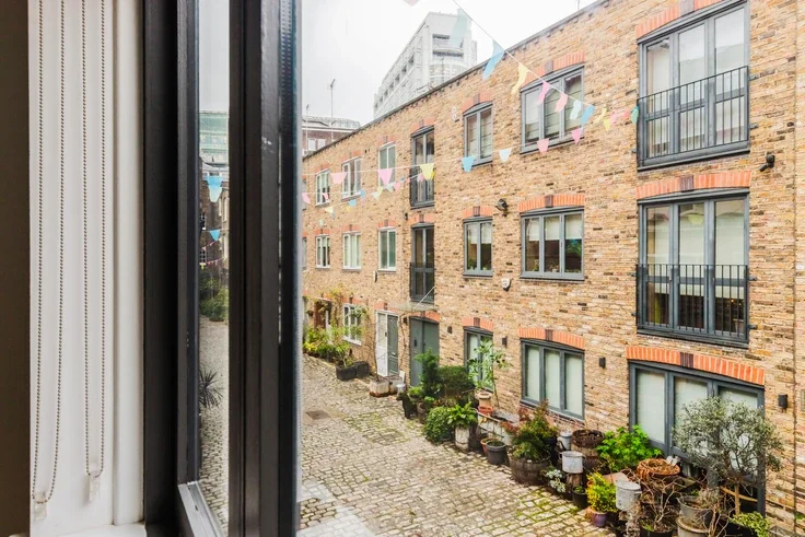 Room Cleveland Street in Greater London