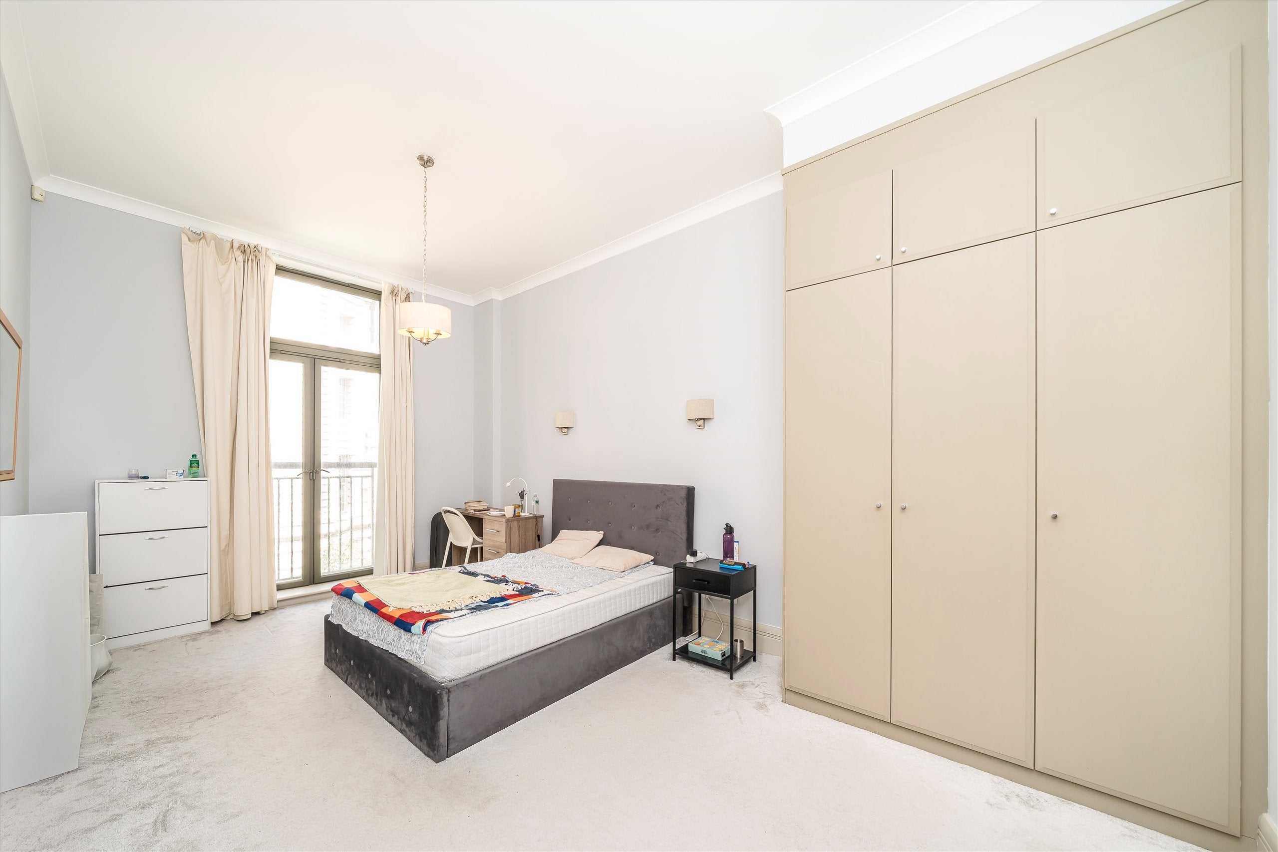 Flat Belvedere Road in Greater London