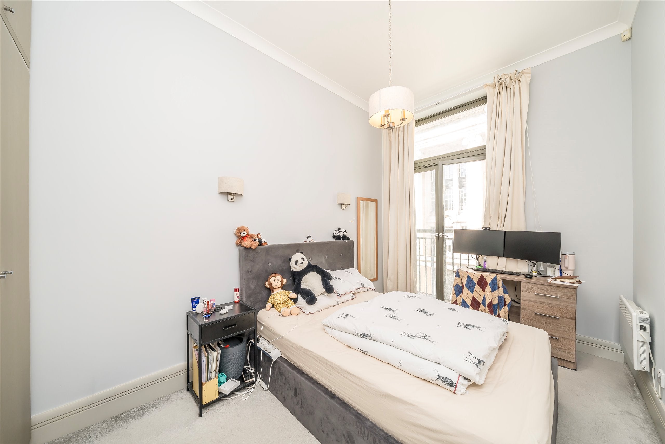 Flat Belvedere Road in Greater London