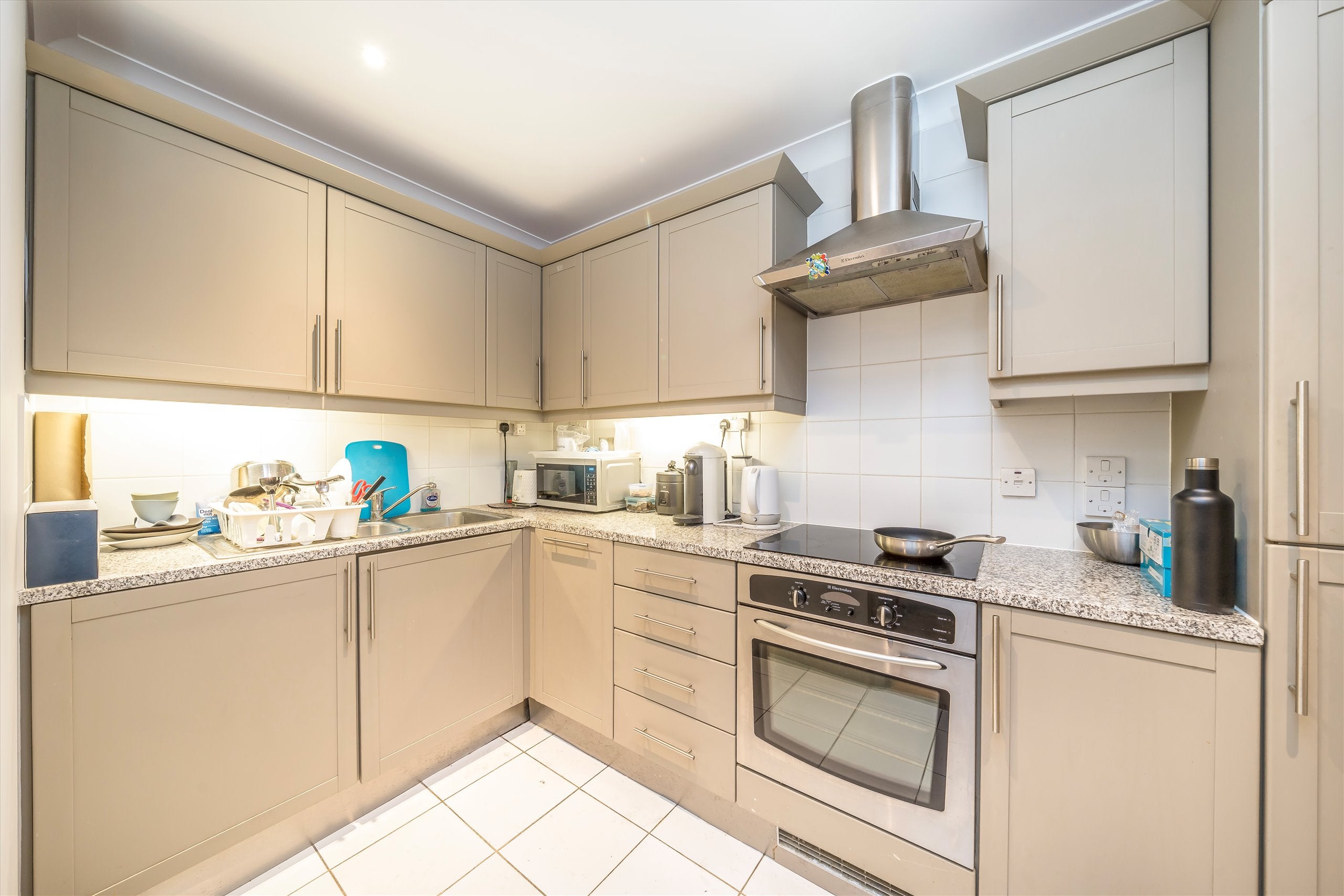 Flat Belvedere Road in Greater London