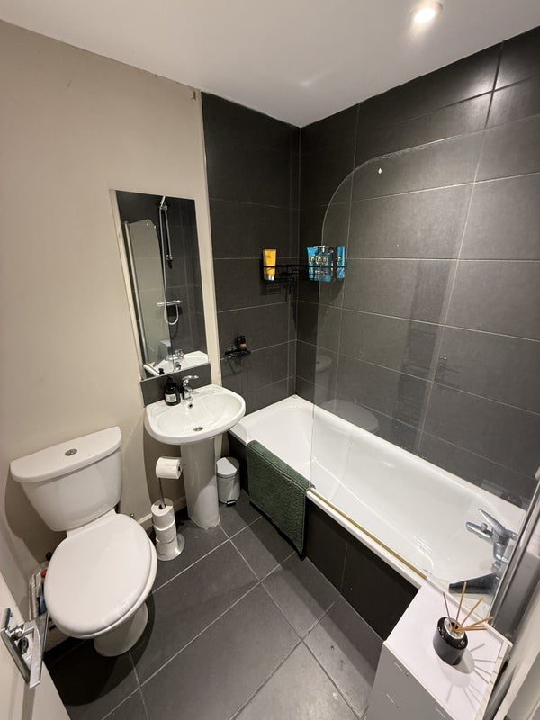 Room Reynolds Road in Greater London