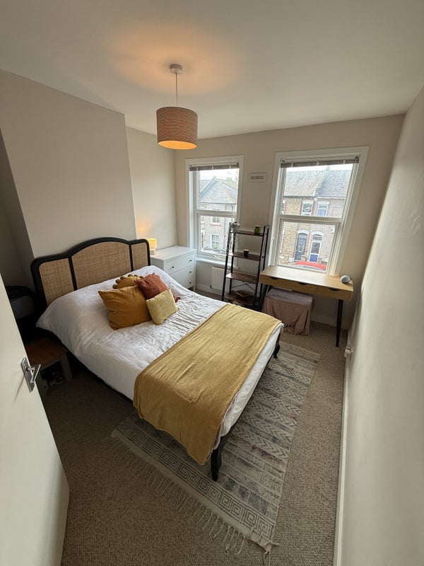 Room Reynolds Road in Greater London