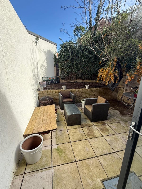Room Reynolds Road in Greater London