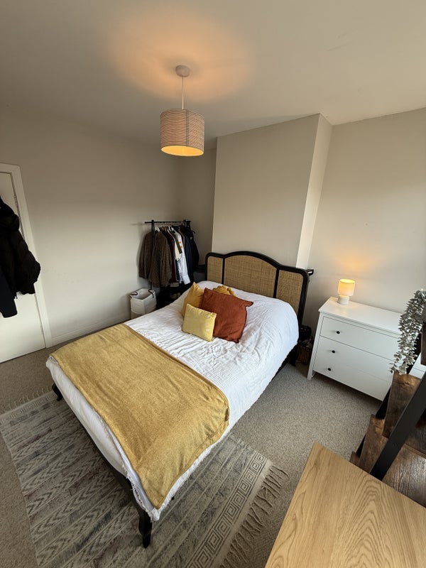 Room Reynolds Road in Greater London