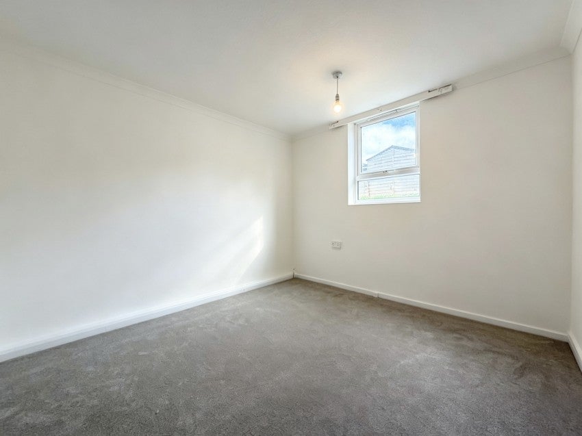 Flat Burnthouse Lane in Exeter