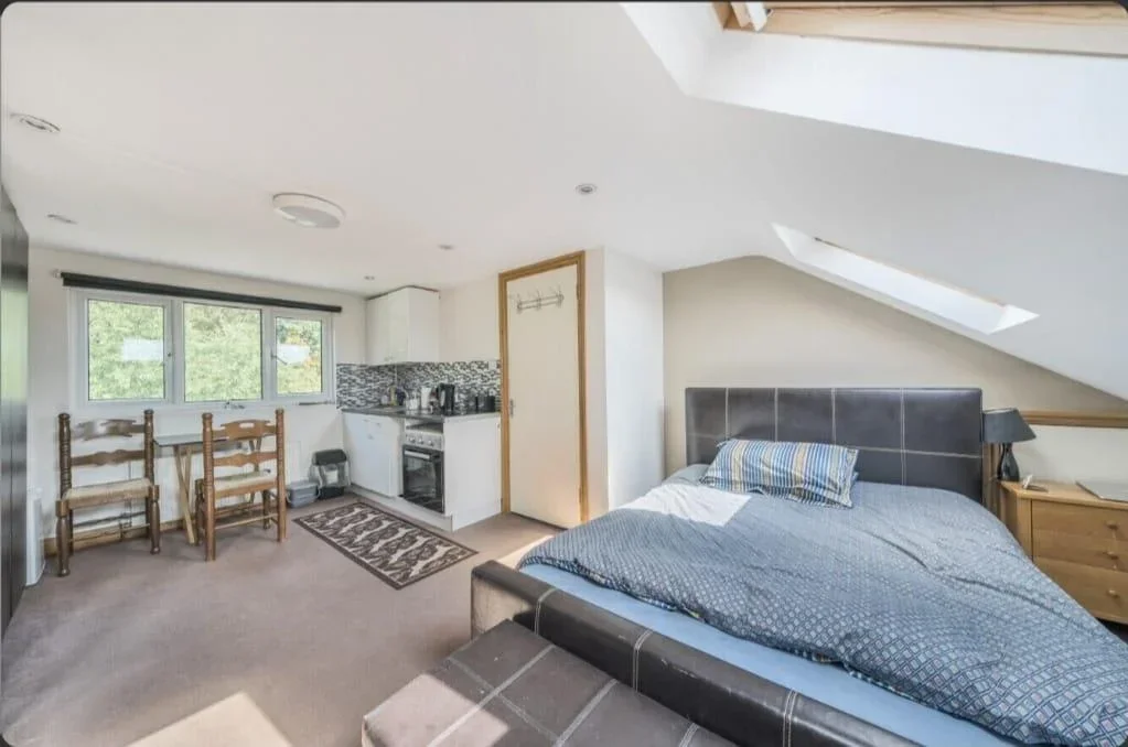 Room Abercairn Road in Greater London