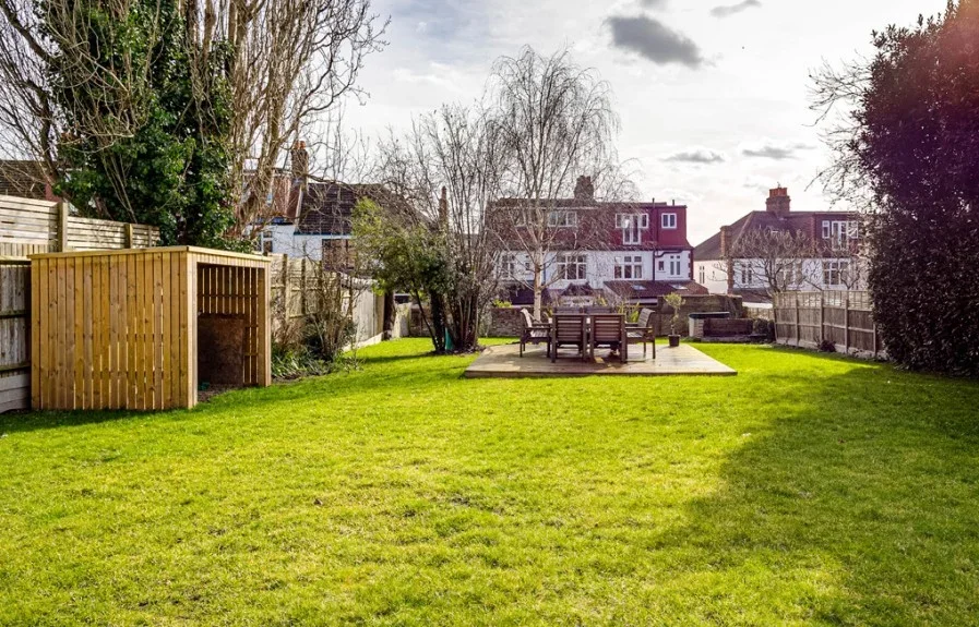Flat Melrose Road in Greater London