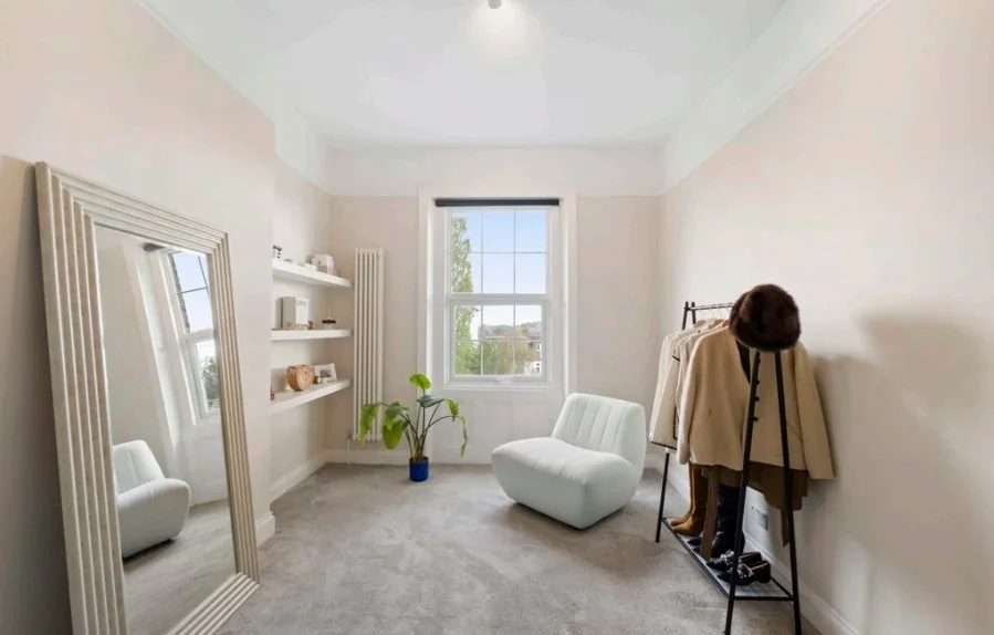Flat Melrose Road in Greater London
