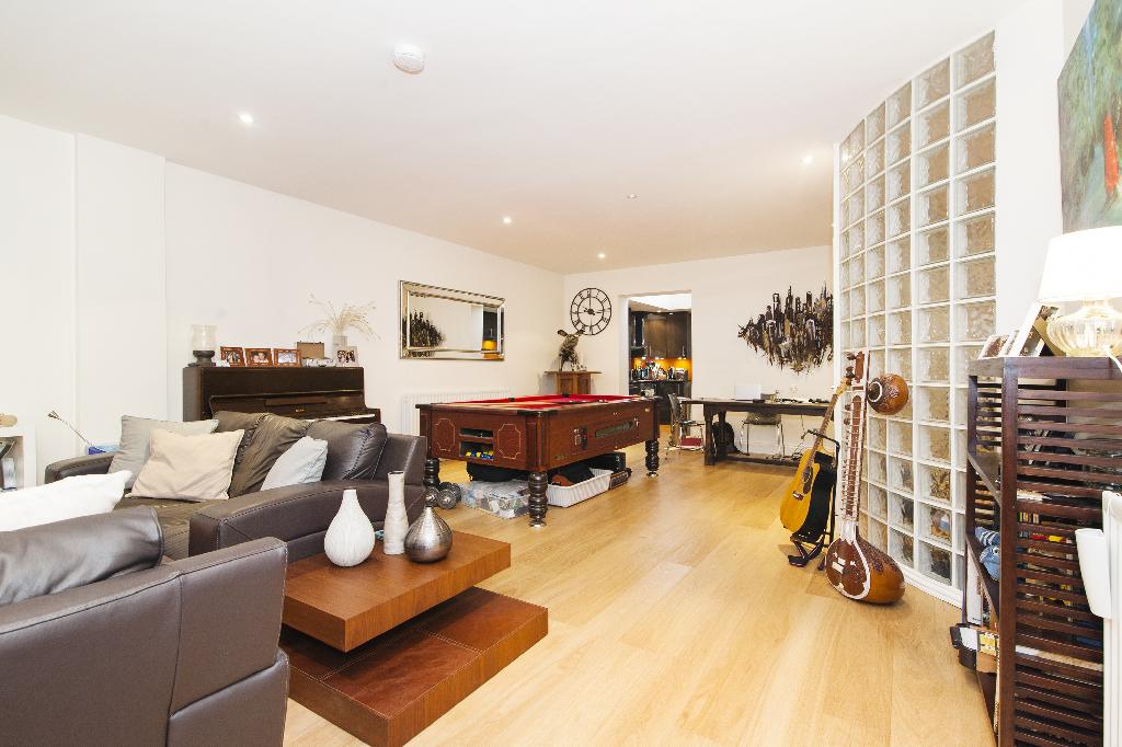 Flat Calvin Street in Greater London