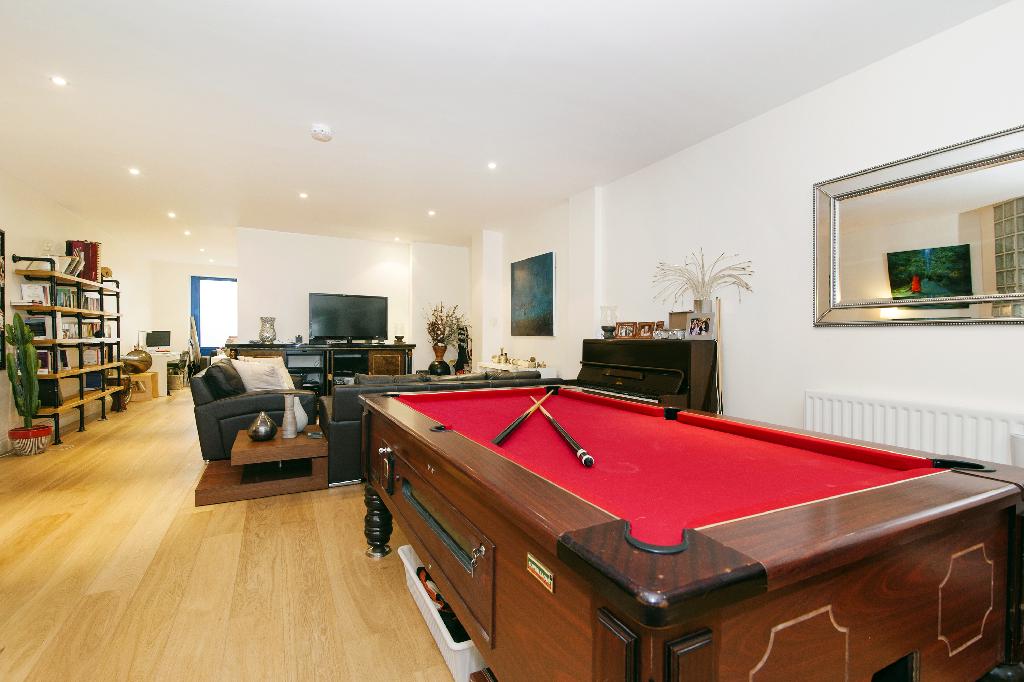 Flat Calvin Street in Greater London
