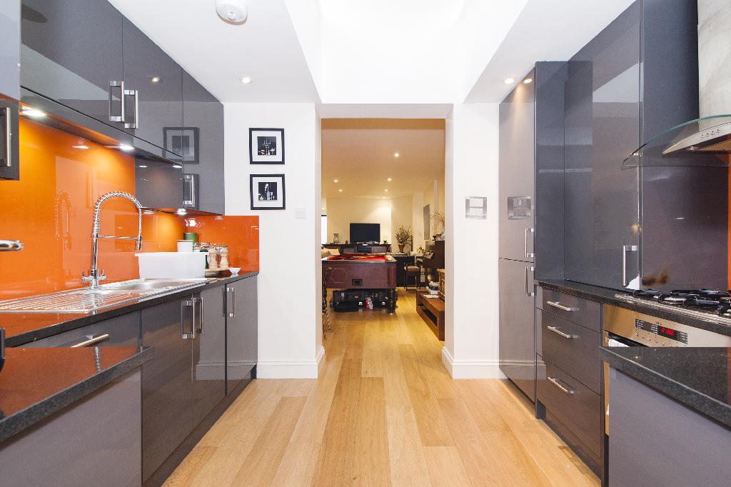 Flat Calvin Street in Greater London