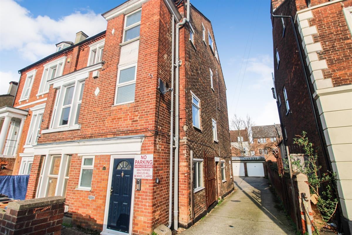 Flat Ashburnham Road in Bedford