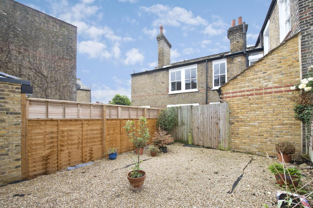 Flat Dagnan Road in Greater London